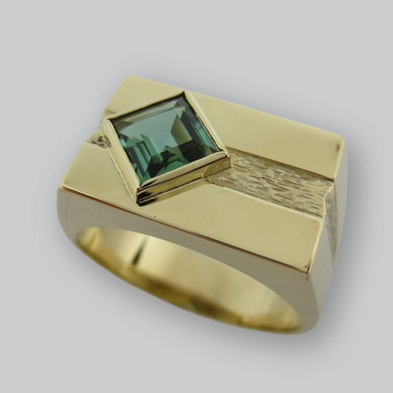Herrenring · Gelbgold mit Turmalin